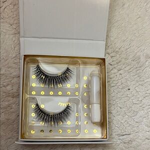 Voluminous Black False Eyelashes by